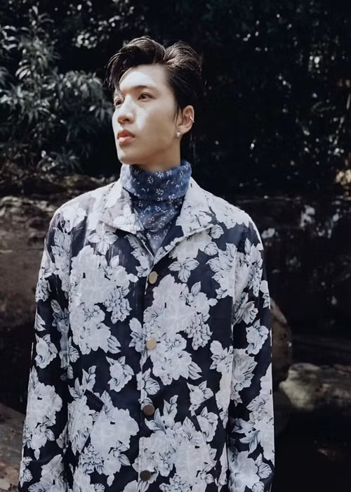 Nam rapper sinh năm 1999 sở hữu vẻ ngoài điển trai hút hồn fan nữ. Ảnh: FBNV