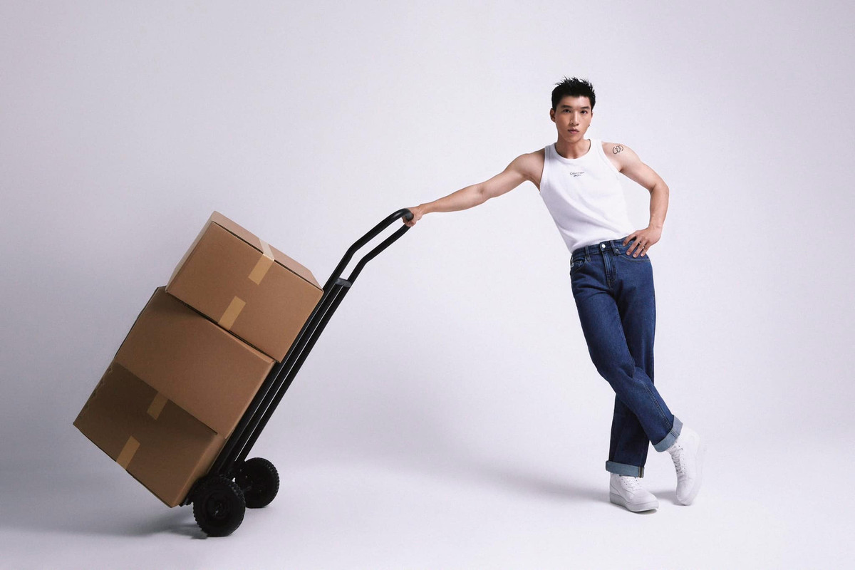 Trong cuộc phỏng vấn với Tổ Quốc, HIEUTHUHAI tự đánh giá ngoại hình của mình: “Tôi khẳng định luôn tôi không thể nào đẹp trai nhất được, tôi chỉ ưa nhìn 60 - 70% thôi còn gọi đẹp trai thì Việt Nam có rất nhiều nghệ sĩ như thế”. Ảnh: FBNV