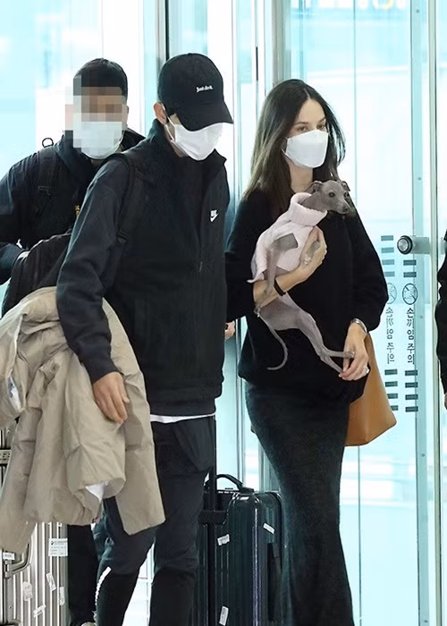 Tài tử cùng người bạn đời sánh đôi tại sân bay sang Hungary quay phim mới. Ảnh: Vietnamnet