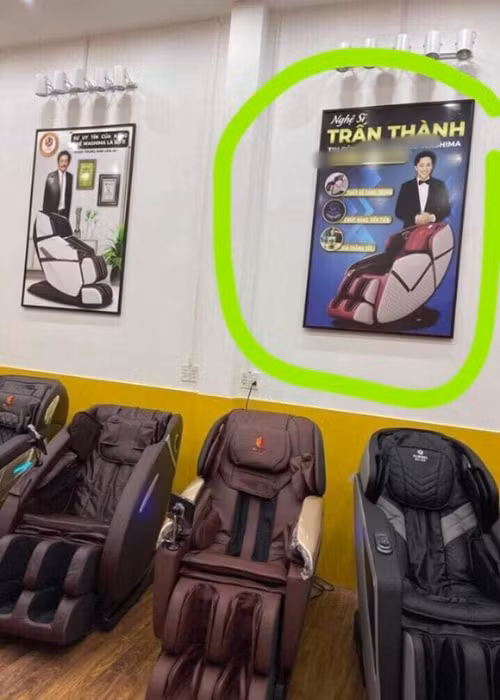 Năm 2021, Trấn Thành bị lợi dụng hình ảnh quảng cáo. Danh hài tỏ ra rất bức xúc trước sự việc này. “Tôi khẳng định chưa bao giờ sử dụng ghế của cửa hàng này. Tại sao các bạn lại lấy hình ảnh tôi ra treo ngay cửa hàng và bảo là tôi đã tin dùng sản phẩm này để đánh lừa mọi người như vậy? Không thể chấp nhận được. Các bạn kinh doanh phải trung thực. Đây là hành vi sử dụng hình ảnh của nghệ sĩ không được sự cho phép để lừa đảo khách hàng. Luật sư của tôi đang làm đơn khởi kiện cửa hàng này”. Ảnh: FBNV