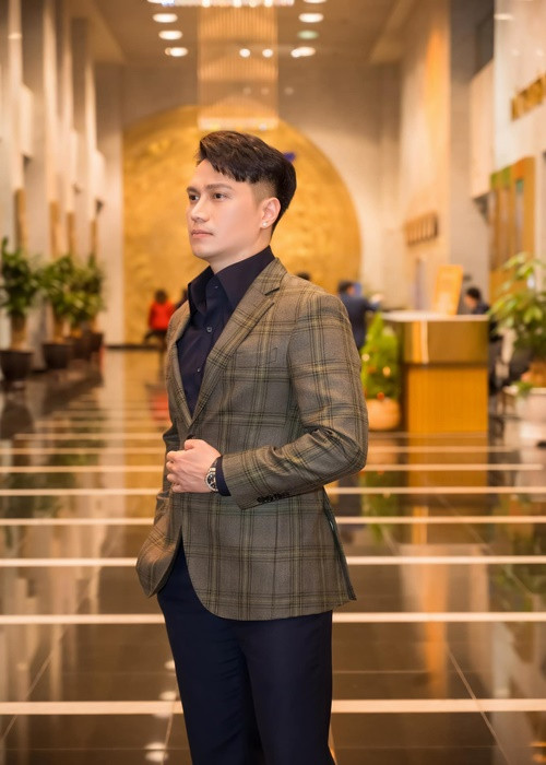 Năm 2019, khi bị một thầy lang lợi dụng hình ảnh để quảng cáo thuốc tăng sinh lý, Việt Anh bức xúc. "Quảng cáo càng ngày càng bố láo, làm điểm vụ này cho sau này bớt kiểu lừa đảo. Cho trang này 24 giờ liên lạc và xử lý việc này dứt điểm. Anh Quyền Linh chắc cũng mất ăn mất ngủ. Liều lĩnh và thiếu hiểu biết thật sự”, Việt Anh chia sẻ trên trang cá nhân. Ảnh: FBNV