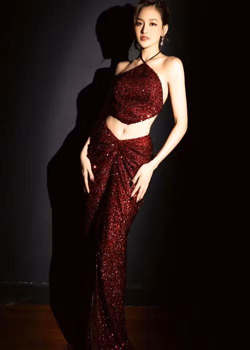 Với số đo 3 vòng quyến rũ, nữ diễn viên sinh năm 1995 tự tin khoe vóc dáng trong trang phục cắt xẻ táo bạo. Ảnh: FBNV