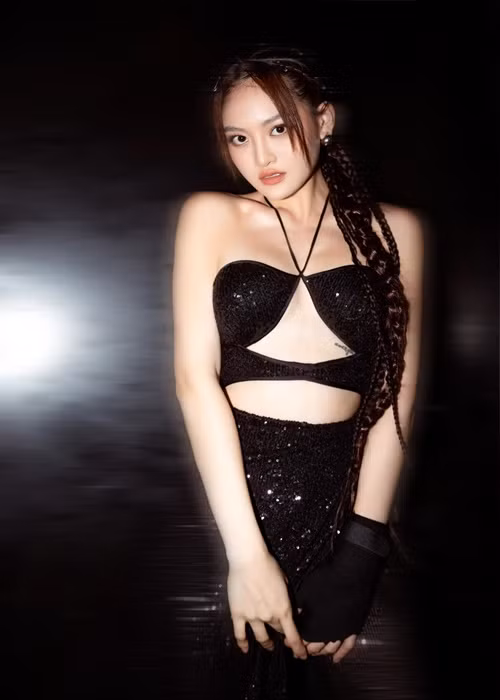 Thùy Anh gợi cảm khiến người đối diện khó rời mắt. Ảnh: FBNV