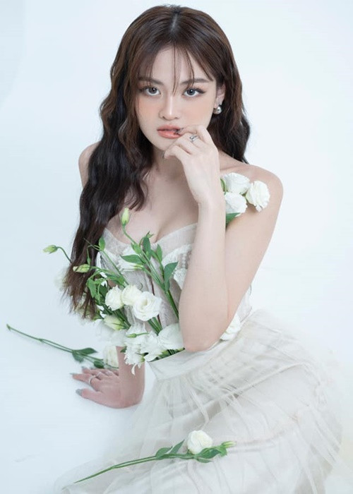 Ngoài đời, người tình màn ảnh của Mạnh Trường xây dựng hình ảnh hiện đại, trẻ trung và quyến rũ. Ảnh: FBNV