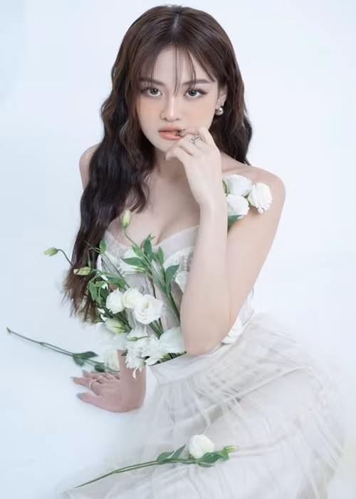 Ngoài đời, người tình màn ảnh của Mạnh Trường xây dựng hình ảnh hiện đại, trẻ trung và quyến rũ. Ảnh: FBNV