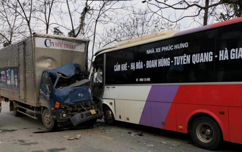 Xe tai bien dang sau va cham voi xe khach, 7 nguoi thuong vong