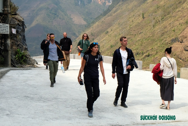 Dòng sông Nho Quế có màu nước xanh huyền ảo, uốn lượn quanh những vách núi đá dưới chân đèo Mã Pí Lèng, là điểm dừng chân của hàng nghìn khách du lịch trong nước và quốc tế.