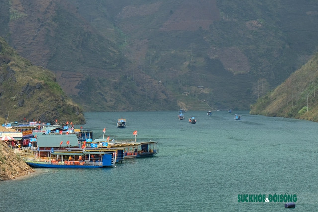 Du khách tấp nập đi thuyền vượt hẻm vực sâu nhất Đông Nam Á.