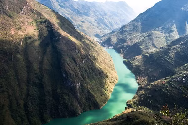 Giữa núi non trùng điệp đầy hiểm trở, dòng sông Nho Quế giống như một dải lụa hiền hòa, chảy êm đềm giữa những vách đá, tạo thành một đường "biên giới" xanh biếc giữa đèo Mã Pí Lèng và đường Săm Pun. Năm 2009, Bộ Văn hóa, Thể thao và Du lịch đã xếp sông Nho Quế – hẻm Tu Sản là Di tích Danh lam thắng cảnh Việt Nam, sông Nho Quế được vinh danh là một trong những Thung lũng Kiến tạo độc nhất vô nhị của Việt Nam. Sông Nho Quế bắt nguồn từ vùng núi Nghiễm Sơn thuộc tỉnh Vân Nam (Trung Quốc), chảy vào Việt Nam và trở thành dòng sông biên giới qua hai xã Lũng Cú, Má Lé thuộc huyện Ðồng Văn (tỉnh Hà Giang), rồi tiếp tục theo hướng đông nam đến tỉnh Cao Bằng và kết nối vào dòng sông Gâm.