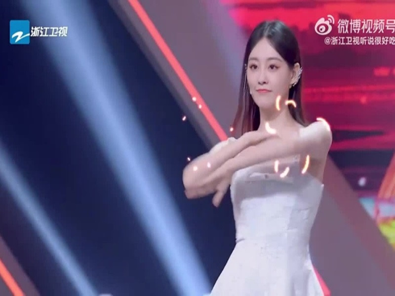 Các nghệ sĩ Trung, Hàn, Thái Lan như: Lee Seung Hoon (nhóm Winner), Shindong (nhóm Super Junior), Chúc Tự Đan (trong ảnh), Santa Pongsapak Oudompoch, Earth Katsamonnat, Thái Y Lâm đều nhảy cover "See tình". Ảnh: Người Lao Động