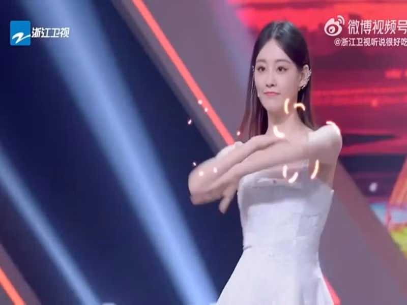 Các nghệ sĩ Trung, Hàn, Thái Lan như: Lee Seung Hoon (nhóm Winner), Shindong (nhóm Super Junior), Chúc Tự Đan (trong ảnh), Santa Pongsapak Oudompoch, Earth Katsamonnat, Thái Y Lâm đều nhảy cover "See tình". Ảnh: Người Lao Động