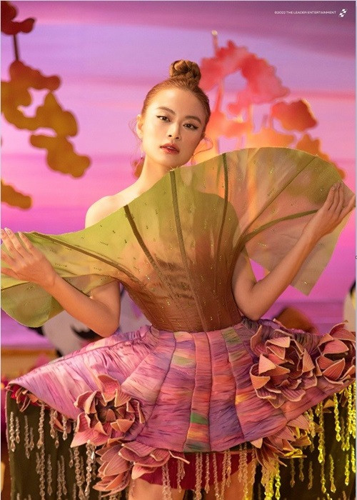 Hoàng Thùy Linh ra mắt ca khúc “See tình” năm 2022. Theo Phụ Nữ Việt Nam, nhạc disco được sâu chuỗi trong toàn bộ ca khúc. Bài hát có sử dụng đôi chút nhạc đờn ca tài tử của miền Tây kết hợp với tiếng sáo làm cho giai điệu trở nên bay hơn. Nhạc ngũ cung cùng tiếng sáo cũng làm cho nhịp disco phương Tây được Việt Nam hóa hơn, tạo nên một sự kết hợp hài hòa nhưng theo xu hướng trẻ trung, hiện đại giữa những đặc điểm điển hình của nhạc phương Tây và nhạc Việt Nam. Ảnh: Thiếu Niên