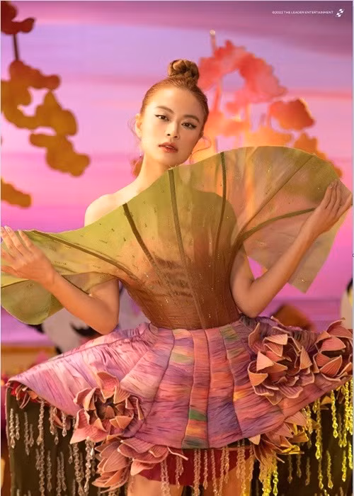 Hoàng Thùy Linh ra mắt ca khúc “See tình” năm 2022. Theo Phụ Nữ Việt Nam, nhạc disco được sâu chuỗi trong toàn bộ ca khúc. Bài hát có sử dụng đôi chút nhạc đờn ca tài tử của miền Tây kết hợp với tiếng sáo làm cho giai điệu trở nên bay hơn. Nhạc ngũ cung cùng tiếng sáo cũng làm cho nhịp disco phương Tây được Việt Nam hóa hơn, tạo nên một sự kết hợp hài hòa nhưng theo xu hướng trẻ trung, hiện đại giữa những đặc điểm điển hình của nhạc phương Tây và nhạc Việt Nam. Ảnh: Thiếu Niên