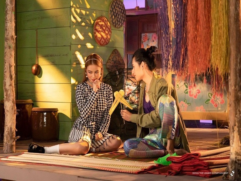 Còn theo L'officiel Vietnam, ca từ của “See tình" ngắn gọn, đơn giản gần với ngôn ngữ đời thường, giàu sức biểu cảm thông qua những câu cảm thán như “Điên lắm", “uầy uây", “chết em rồi"... Để tăng tính xu hướng, nhiều pha chơi chữ thú vị được sử dụng, điển hình là tên bài hát “See tình". Đọc là si tình, nhưng hiểu theo nghĩa see tình là nhìn thấy tình yêu hay say đắm trong tình yêu đều được. Ảnh: Thiếu Niên