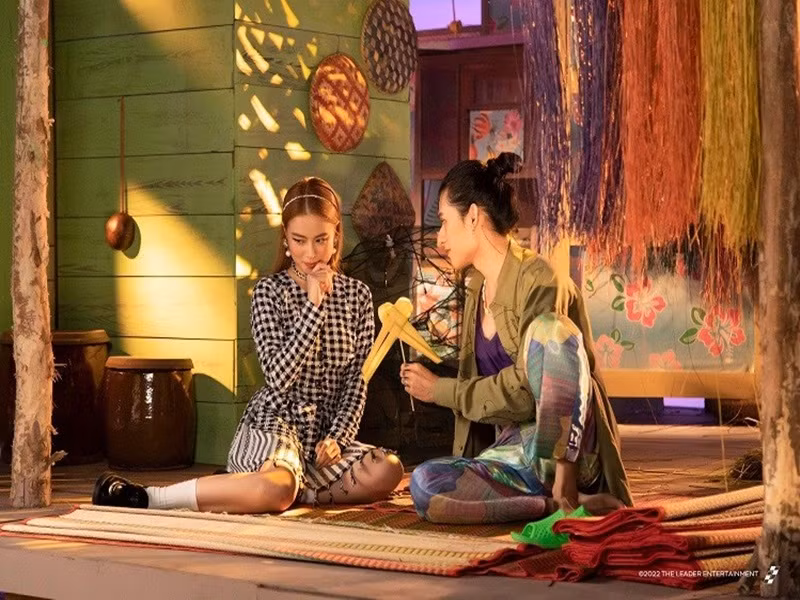 Còn theo L'officiel Vietnam, ca từ của “See tình" ngắn gọn, đơn giản gần với ngôn ngữ đời thường, giàu sức biểu cảm thông qua những câu cảm thán như “Điên lắm", “uầy uây", “chết em rồi"... Để tăng tính xu hướng, nhiều pha chơi chữ thú vị được sử dụng, điển hình là tên bài hát “See tình". Đọc là si tình, nhưng hiểu theo nghĩa see tình là nhìn thấy tình yêu hay say đắm trong tình yêu đều được. Ảnh: Thiếu Niên