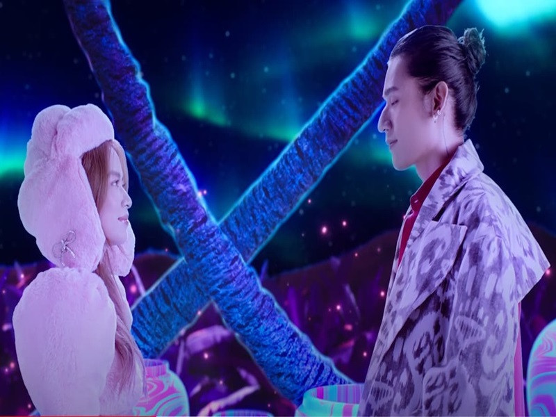 MV “See tình” của Hoàng Thùy Linh là một sản phẩm do Kawaii Tuấn Anh đạo diễn. Nội dung MV xoay quanh câu chuyện dễ thương của cô tiên cá trót mê đắm chàng trai chài lưới. Ảnh: Yan