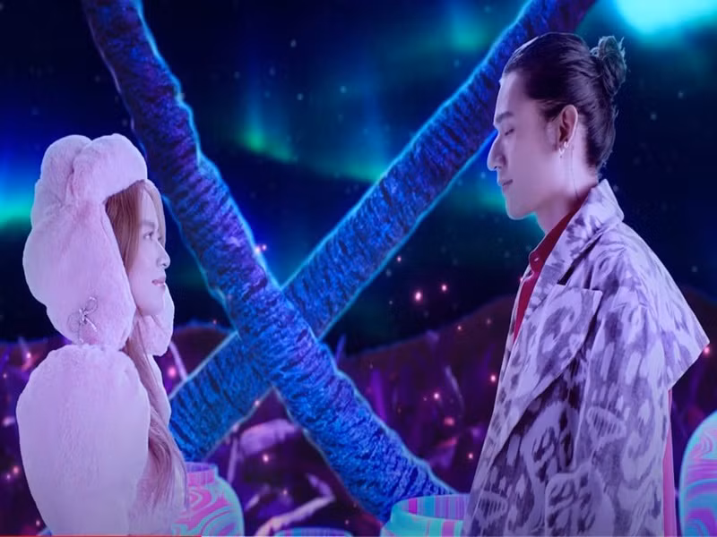 MV “See tình” của Hoàng Thùy Linh là một sản phẩm do Kawaii Tuấn Anh đạo diễn. Nội dung MV xoay quanh câu chuyện dễ thương của cô tiên cá trót mê đắm chàng trai chài lưới. Ảnh: Yan