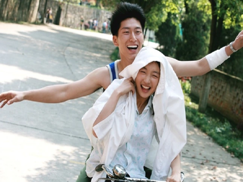 Năm 2008, Đậu Kiên trở về Trung Quốc và thi vào Học viện Điện ảnh Bắc Kinh. Khi đang theo học năm thứ 2, anh được đạo diễn Trương Nghệ Mưu chọn đóng chính phim “Chuyện tình cây táo gai”. Đạo diễn Trương Nghệ Mưu cho biết, ông yêu thích khí chất không ưu sầu và nụ cười tỏa nắng của Đậu Kiên. Ảnh: Dân Trí