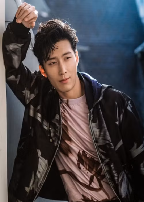 Đậu Kiên sinh năm 1988, tại Tây An, Thiểm Tây, Trung Quốc. Năm học lớp 4, anh theo bố mẹ di cư sang Canada. Anh bắt đầu ước mơ trở thành diễn viên vào năm 18 tuổi. Ảnh: Dân Trí