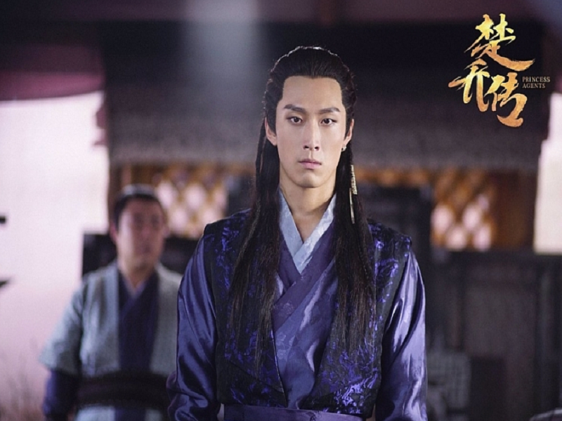 Trong “Sở Kiều truyện”, Đậu Kiên vào vai Thế tử Yến Tuân. Từ thời niên thiếu, Yến Tuân gặp và yêu Sở Kiều. Sau này, tình cảm giữa Yến Tuân và Sở Kiều rạn nứt. Cuối cùng, Yến Tuân giành lấy nhưng cũng vĩnh viễn đánh mất Sở Kiều. Ảnh: Petrotimes