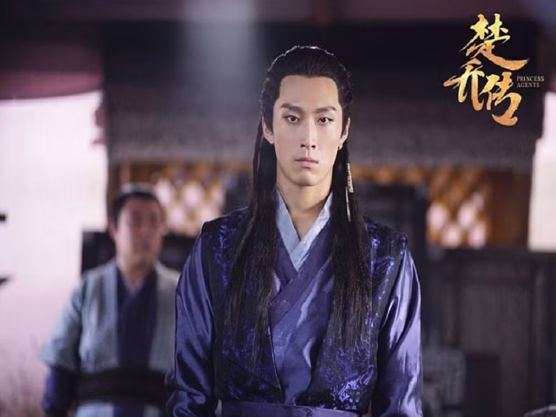 Trong “Sở Kiều truyện”, Đậu Kiên vào vai Thế tử Yến Tuân. Từ thời niên thiếu, Yến Tuân gặp và yêu Sở Kiều. Sau này, tình cảm giữa Yến Tuân và Sở Kiều rạn nứt. Cuối cùng, Yến Tuân giành lấy nhưng cũng vĩnh viễn đánh mất Sở Kiều. Ảnh: Petrotimes