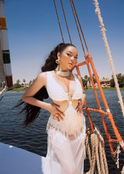 Mỗi khi mặc gợi cảm, nữ diễn viên phim "Mùa hè lạnh" khiến người đối diện khó rời mắt bởi vòng một "khủng".