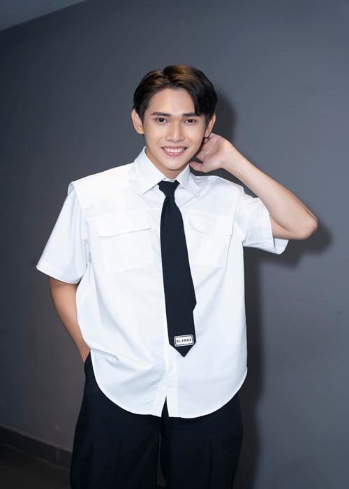 Quỳnh Lý tên đầy đủ là Lý Hạo Mạnh Quỳnh, sinh năm 1995, theo học Đại học Sân khấu Điện ảnh. Khi là sinh viên năm thứ nhất, anh đã bắt đầu hoạt động trong đoàn kịch Idecaf và nhóm Tía Lia của nam diễn viên Huỳnh Lập. Ảnh: FBNV