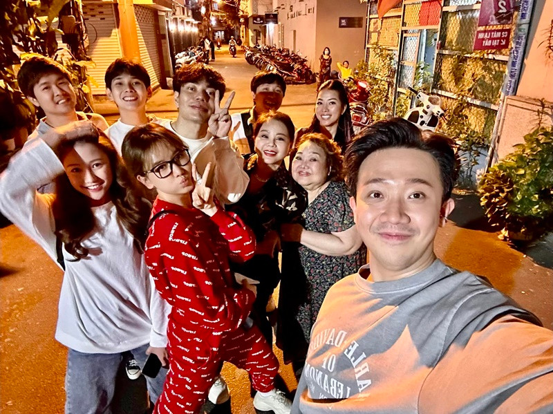 Cùng đóng phim "Nhà bà Nữ", ngoài Uyển Ân, Quỳnh Lý thân thiết với Trấn Thành, Lê Dương Bảo Lâm, Lê Giang. Ảnh: FBNV