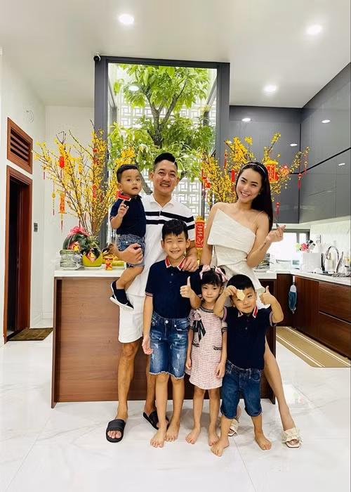 Thành Đạt từng chia sẻ, Hải Băng coi bé Kid như chính con ruột của mình. “Tôi thích ngắm nhìn khoảnh khắc cô ấy chăm sóc, vui đùa cùng bé”, nam diễn viên nói.