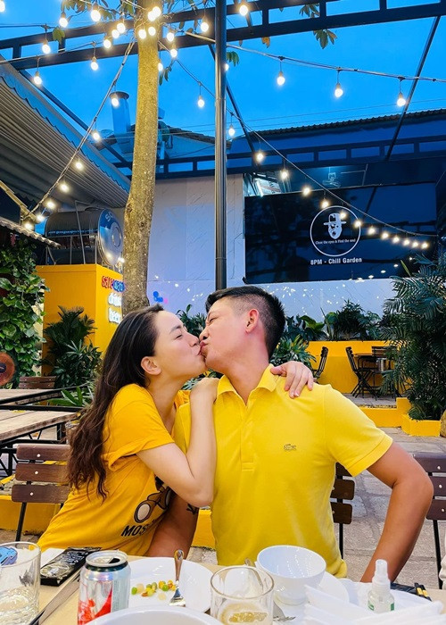 Thành Đạt luôn chiều chuộng Hải Băng. Anh tặng vợ nhiều món quà giá trị như bất động sản, ô tô, đồ hiệu, nhẫn kim cương.