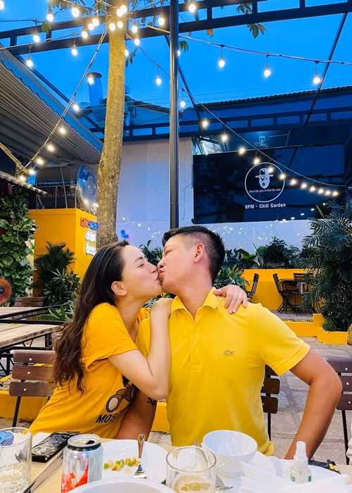 Thành Đạt luôn chiều chuộng Hải Băng. Anh tặng vợ nhiều món quà giá trị như bất động sản, ô tô, đồ hiệu, nhẫn kim cương.