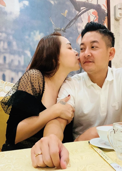 Trong mắt Hải Băng, Thành Đạt giỏi kiếm tiền, chỉn chu việc nhà, khéo chăm sóc các con.