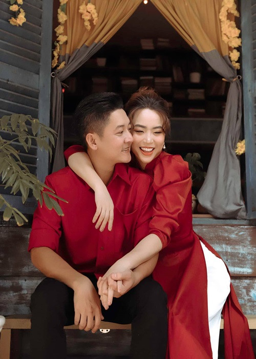 Thành Đạt và Hải Băng bí mật tổ chức lễ đính hôn vào tháng 7/2016 đến tháng 8/2016 thì công khai chuyện tình cảm.