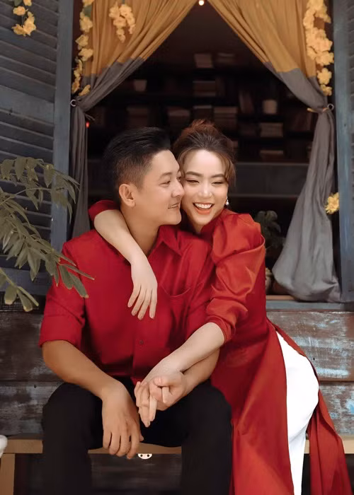 Thành Đạt và Hải Băng bí mật tổ chức lễ đính hôn vào tháng 7/2016 đến tháng 8/2016 thì công khai chuyện tình cảm.