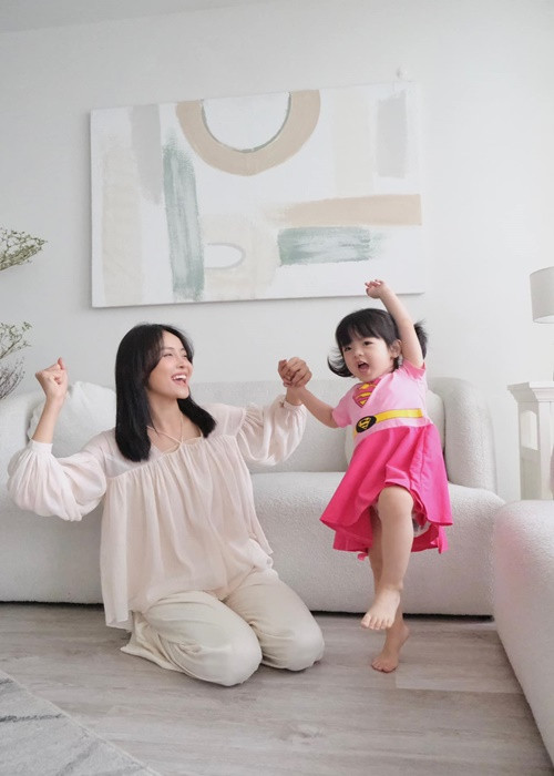 Con gái Trương Mỹ Nhân sinh non một tháng, nặng 2,2kg. Đến nay, cô nhóc 3 tuổi có vẻ ngoài vô cùng đáng yêu.