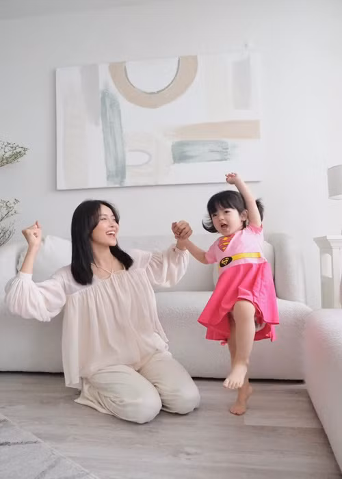 Con gái Trương Mỹ Nhân sinh non một tháng, nặng 2,2kg. Đến nay, cô nhóc 3 tuổi có vẻ ngoài vô cùng đáng yêu.