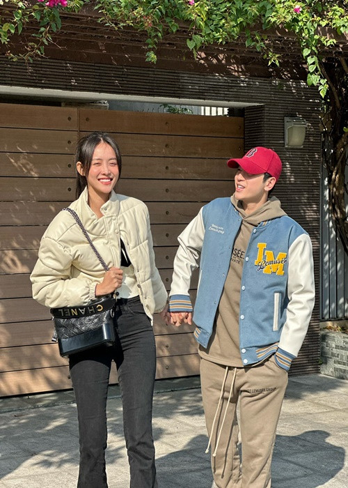 Trương Mỹ Nhân công khai có con vào tháng 7/2022. 2 tháng sau đó, cô đăng ảnh chụp sau lưng của Phí Ngọc Hưng. Kể từ đó, Trương Mỹ Nhân và bạn trai kém 1 tuổi thường xuyên chia sẻ hình ảnh bên nhau.