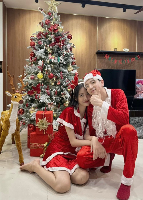 Cả hai từng không ở bên nhau nhưng vẫn cùng nhau chăm sóc con gái. "2 đứa cũng cố gắng cho nhau cơ hội, vì Bona, muốn con có cả bố lẫn mẹ. Hy vọng sau này chúng mình sẽ có một đám cưới", Trương Mỹ Nhân chia sẻ.