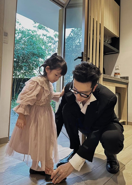 Phí Ngọc Hưng và Trương Mỹ Nhân đều cưng chiều con gái.