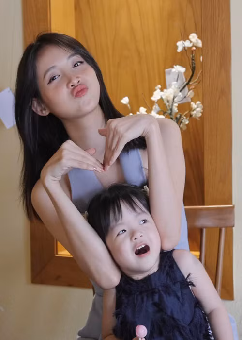 Tròn 2 tuổi, bé Bona mới lộ diện.