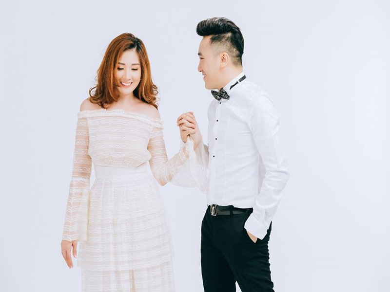 Bà xã Dương Ngọc Thái rời sân khấu để trở thành hậu phương cho chồng tập trung sự nghiệp. Thỉnh thoảng, nhìn các đồng nghiệp cùng thời trên sân khấu, Triệu Ái Vy cũng chạnh lòng và nhớ nghề.