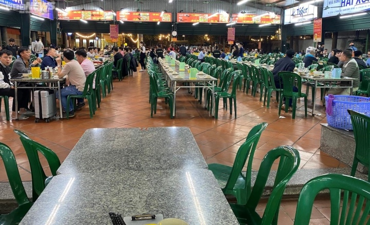 Theo nhiều chủ quán bia, hiện đang là thời điểm khó khăn với họ vì vừa hết Tết, khách vốn ít nhậu, lại thêm chuyện e ngại bị phạt nồng độ cồn khi lái xe.