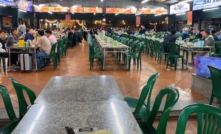 Theo nhiều chủ quán bia, hiện đang là thời điểm khó khăn với họ vì vừa hết Tết, khách vốn ít nhậu, lại thêm chuyện e ngại bị phạt nồng độ cồn khi lái xe.