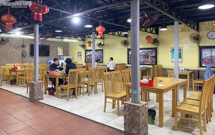 Hàng chục bàn sang trọng, sạch sẽ xếp ngay ngắn, im ắng đợi chờ.