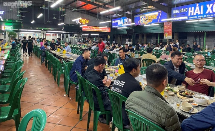 Khảo sát của PV VTC News ngày 24/2 cho thấy, hàng loạt quán bia hơi nổi tiếng tại Hà Nội như Hải Xồm, Hải Hói, Thắng Hói...đều khá vắng vẻ, không còn cảnh đông nghẹt như trước.