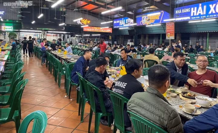 Khảo sát của PV VTC News ngày 24/2 cho thấy, hàng loạt quán bia hơi nổi tiếng tại Hà Nội như Hải Xồm, Hải Hói, Thắng Hói...đều khá vắng vẻ, không còn cảnh đông nghẹt như trước.