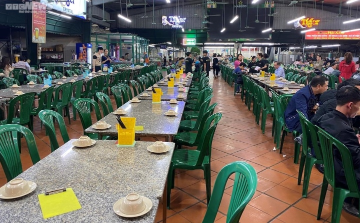 Quán bia Hải Xồm vào giờ tan tầm, trước kia vốn là "giờ vàng" hút khách thì nay vẫn trống nhiều dãy bàn.