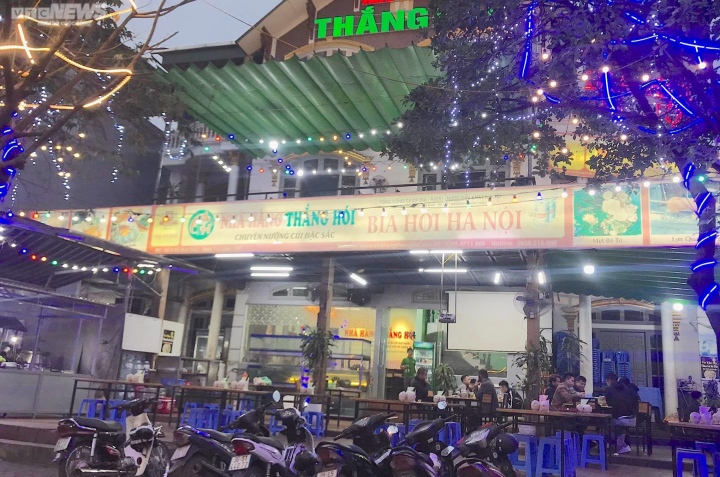 Chủ nhà hàng bia Thắng Hói, đường Đỗ Đức Dục (Nam Từ Liêm, Hà Nội) nói: “Chúng tôi đã tìm mọi cách để hỗ trợ khách, bao gồm cả việc chuẩn bị các dịch vụ gọi xe đưa khách về, làm việc với cả đội xe ôm để đứng ngoài cửa hàng túc trực và thậm chí là chuẩn bị sẵn sàng chỗ để xe qua đêm cho khách nhưng tình hình vẫn chưa khả quan, khách vắng vẫn cứ vắng".