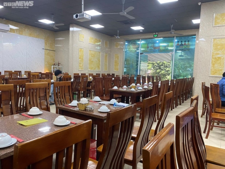 Ông Đỗ Doãn, chủ chuỗi nhà hàng bia Hải Hói cho biết ông vẫn chưa tìm ra phương án nào để phát triển việc kinh doanh. “Hết dịch, chúng tôi mới mở thêm một nhà hàng ở khu vực Tam Trinh, quận Hai Bà Trưng nhưng lại lâm vào tình trạng vắng khách như thế này. Nếu như trước đây, muốn kéo khách về thì có thể tặng thêm đồ ăn, miễn phí đồ uống… đủ cách để mời chào, nhưng hiện tại khách ít đến nhà hàng vì lo ngại nồng độ cồn thì có khuyến mại kiểu gì cũng khó lòng mà kéo khách", ông Doãn nói.