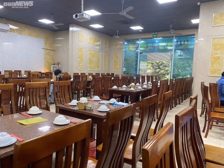 Ông Đỗ Doãn, chủ chuỗi nhà hàng bia Hải Hói cho biết ông vẫn chưa tìm ra phương án nào để phát triển việc kinh doanh. “Hết dịch, chúng tôi mới mở thêm một nhà hàng ở khu vực Tam Trinh, quận Hai Bà Trưng nhưng lại lâm vào tình trạng vắng khách như thế này. Nếu như trước đây, muốn kéo khách về thì có thể tặng thêm đồ ăn, miễn phí đồ uống… đủ cách để mời chào, nhưng hiện tại khách ít đến nhà hàng vì lo ngại nồng độ cồn thì có khuyến mại kiểu gì cũng khó lòng mà kéo khách", ông Doãn nói.